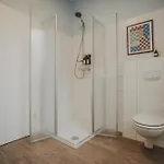 Jobostays - Linden Family - Sehr Geraeumig 110m2 - Terrasse Mit Gartenblick - Voll Ausgestattete Kueche - 2 Baeder - Babybett - 10 Min Zu Fuss Zum Bahnhof - Kostenloses Wlan - Parkplatz - Kontaktfreier Check-in Apartman *