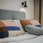 Apartman Jobostays - Linden Family - Sehr Geraeumig 110m2 - Terrasse Mit Gartenblick - Voll Ausgestattete Kueche - 2 Baeder - Babybett - 10 Min Zu Fuss Zum Bahnhof - Kostenloses Wlan - Parkplatz - Kontaktfreier Check-in