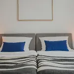 Apartman Jobostays - Linden Family - Sehr Geraeumig 110m2 - Terrasse Mit Gartenblick - Voll Ausgestattete Kueche - 2 Baeder - Babybett - 10 Min Zu Fuss Zum Bahnhof - Kostenloses Wlan - Parkplatz - Kontaktfreier Check-in