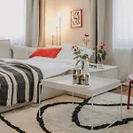 Jobostays - Linden Family - Sehr Geraeumig 110m2 - Terrasse Mit Gartenblick - Voll Ausgestattete Kueche - 2 Baeder - Babybett - 10 Min Zu Fuss Zum Bahnhof - Kostenloses Wlan - Parkplatz - Kontaktfreier Check-in * Oldenburg