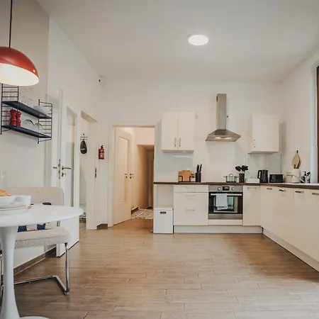 Linden Fuer Bis Zu 6 Personen Mit Parkplatz, Terrasse, 2 Baeder Und Babybett Apartment Oldenburg