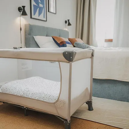 Jobostays - Linden Family - Sehr Geraeumig 110m2 - Terrasse Mit Gartenblick - Voll Ausgestattete Kueche - 2 Baeder - Babybett - 10 Min Zu Fuss Zum Bahnhof - Kostenloses Wlan - Parkplatz - Kontaktfreier Check-in