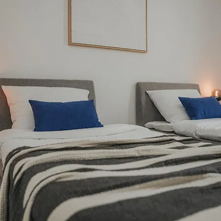 Jobostays - Linden Family - Sehr Geraeumig 110m2 - Terrasse Mit Gartenblick - Voll Ausgestattete Kueche - 2 Baeder - Babybett - 10 Min Zu Fuss Zum Bahnhof - Kostenloses Wlan - Parkplatz - Kontaktfreier Check-in Apartman