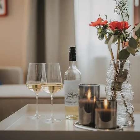 Jobostays - Linden Family - Sehr Geraeumig 110m2 - Terrasse Mit Gartenblick - Voll Ausgestattete Kueche - 2 Baeder - Babybett - 10 Min Zu Fuss Zum Bahnhof - Kostenloses Wlan - Parkplatz - Kontaktfreier Check-in Lejlighed Oldenburg