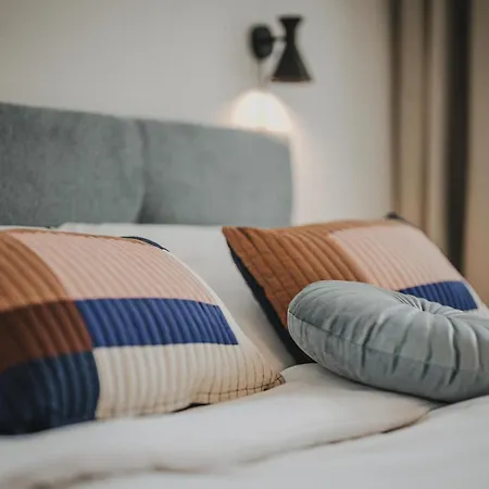 Lejlighed Jobostays - Linden Family - Sehr Geraeumig 110m2 - Terrasse Mit Gartenblick - Voll Ausgestattete Kueche - 2 Baeder - Babybett - 10 Min Zu Fuss Zum Bahnhof - Kostenloses Wlan - Parkplatz - Kontaktfreier Check-in