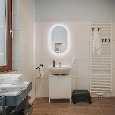 Jobostays - Linden Family - Sehr Geraeumig 110m2 - Terrasse Mit Gartenblick - Voll Ausgestattete Kueche - 2 Baeder - Babybett - 10 Min Zu Fuss Zum Bahnhof - Kostenloses Wlan - Parkplatz - Kontaktfreier Check-in *